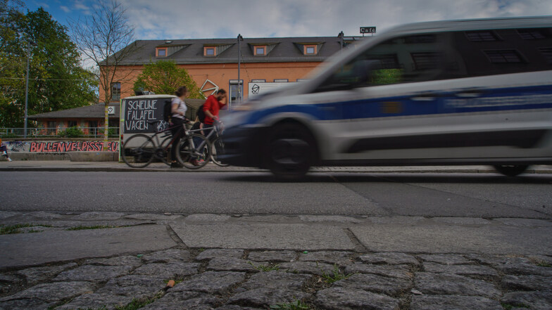 Die Polizei war am Montag wieder in der Dresdner Neustadt unterwegs, um die Drogenkriminalität dort zu bekämpfen.
