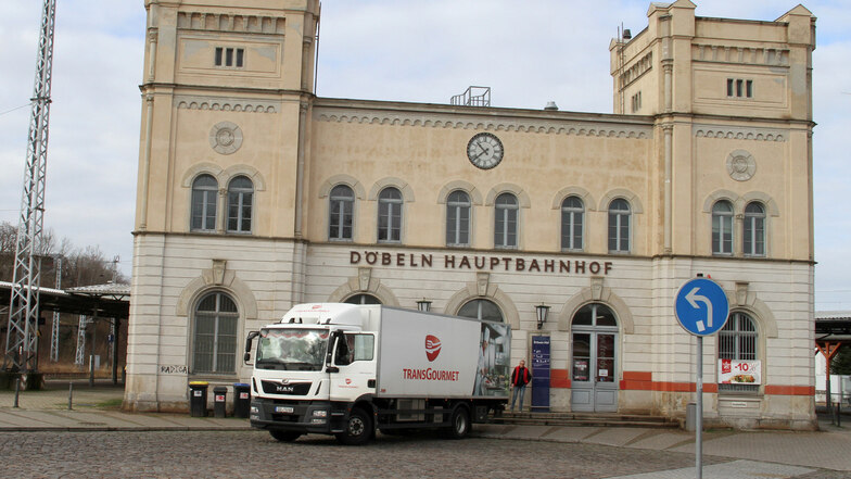 Das Döbelner Bahnhofsgebäude wird nur teilweise genutzt. Vor einer umfassenden Sanierung fordern die Eigentümer ein Konzept.