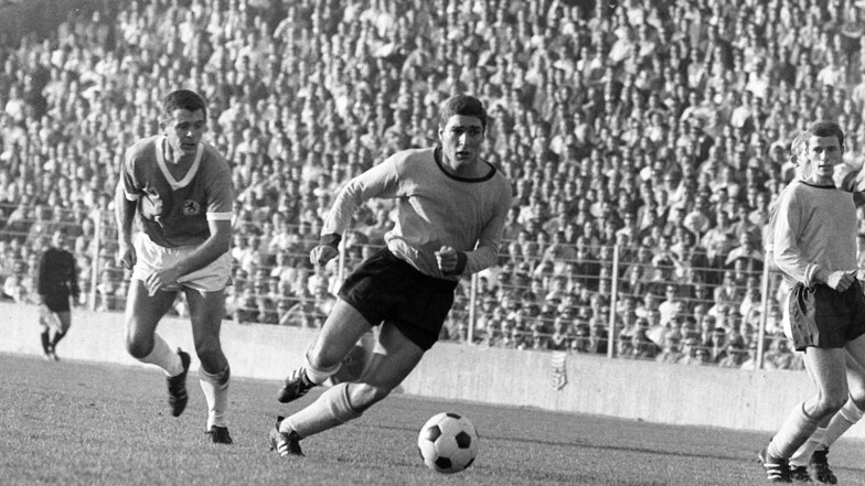 Assauer als Spieler - damals für den BVB. Die Aufnahme stammt aus dem Jahr 1966. 