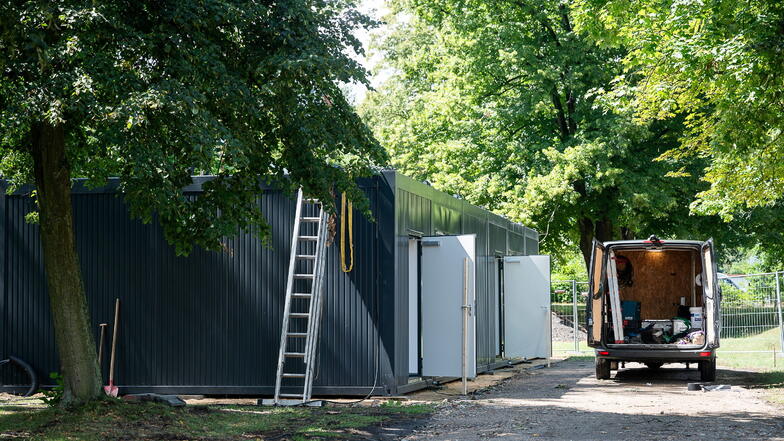 Die Container auf dem Gelände der Jahnschule in Görlitz sind angeliefert worden. Dort ist diese Notlösung neu.