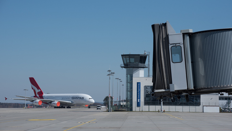 Unbenutzte Flugsteige und ein geparkter Airbus A 380 prägen die Aussicht auf den Tower der Flugsicherung.
