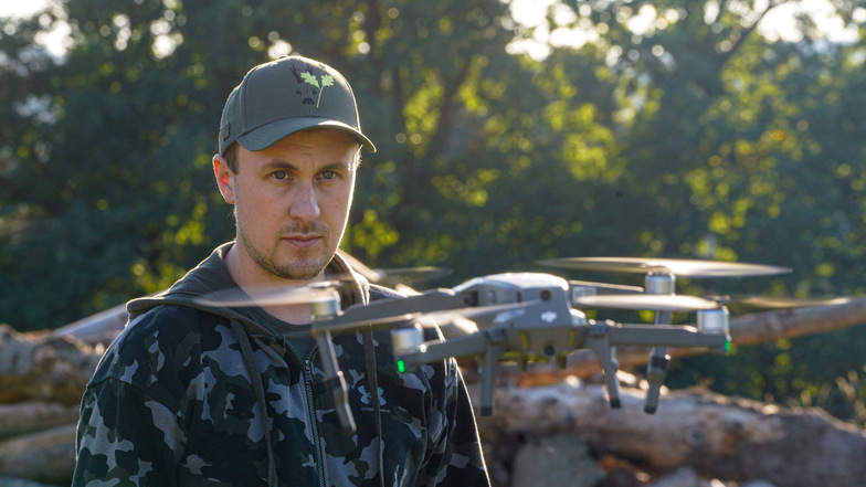 Patrick Harig vom Vorstand der Jagdgenossenschaft Cunewalder Tal übt mit der neuen Drohne, die ab kommendem Jahr helfen soll, das Leben von Rehkitzen zu retten.