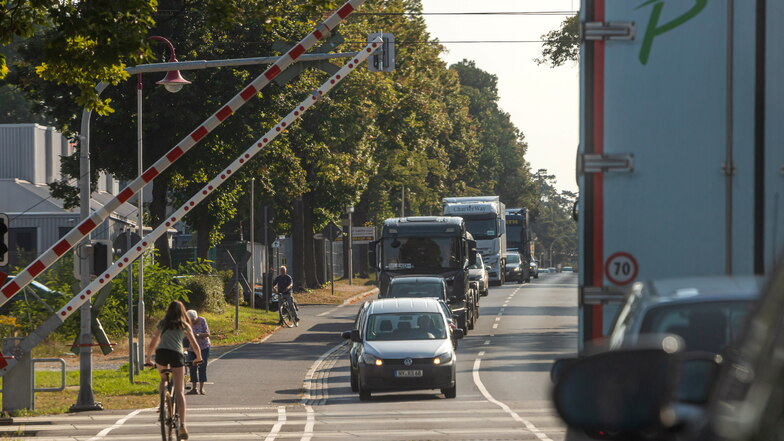Durch die Sperrung der Umgehungsstraße wird ein Großteil des Verkehrs wieder mitten durch Niesky geleitet. Nicht nur am Bahnübergang Muskauer Straße stauen sich die Fahrzeuge.