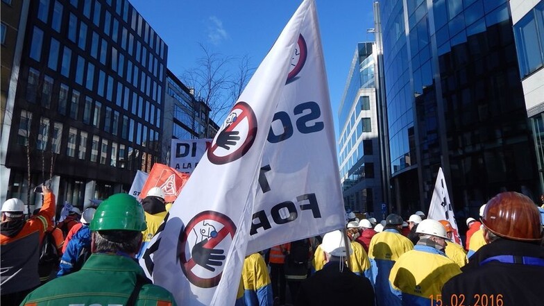 Riesaer Stahlwerker waren mittendrin, als am Montag in Brüssel Tausende Arbeiter in Brüssel demonstrierten.