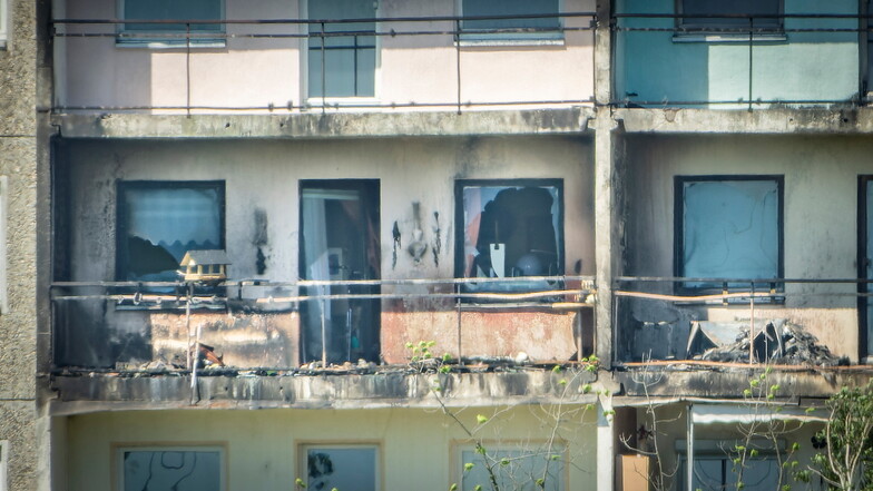 Die Feuerwehr wurde am Mittwochabend zu einem Brand in einem Gröditzer Wohnblock gerufen. Von diesem Balkon war das Feuer ausgegangen.