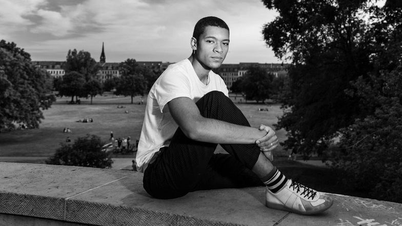 Calin Kwame Boashie ist 20 Jahre jung und an einem Samstag geboren, das bedeutet sein Mittelname. Er ging in Dresden zur Schule, hat eine Lehre als Koch abgebrochen und will nun Sozialarbeiter werden. Seine Leidenschaften sind Skateboardfahren und Kochen.