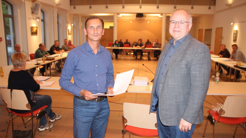 Kreischas Bürgermeister Frank Schöning (Freie Bürgervertretung Kreischa) wurde von seinem ersten Stellvertreter Tilo Oertel (links) verpflichtet.