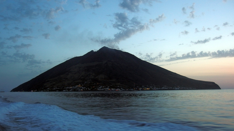Blick auf die Vulkaninsel Stromboli.