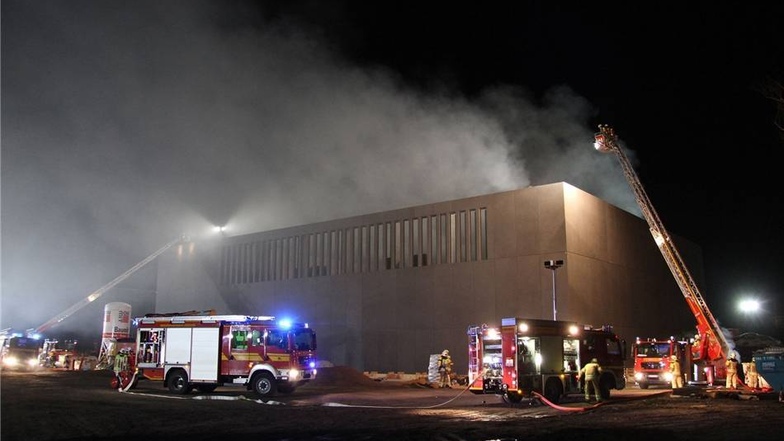 Am frühen Dienstagmorgen ist auf der Baustelle für ein Rechenzentrum der Technischen Universität Dresden ein Feuer ausgebrochen.