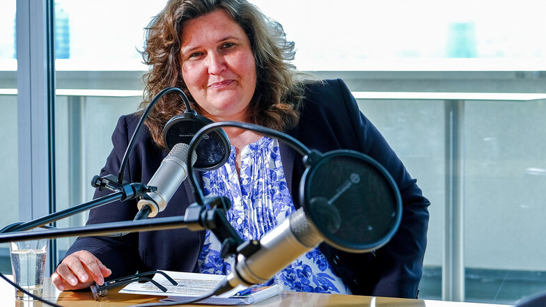 Annette Binninger während der Aufnahme einer Podcastfolge im Dachcafé im Haus der Presse in Dresden.