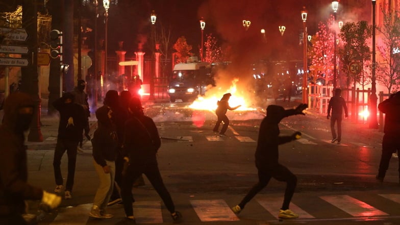 Eine Szene aus dem März 2022: Demonstranten auf Korsika werfen Steine und Fackeln auf französische Gendarmen.