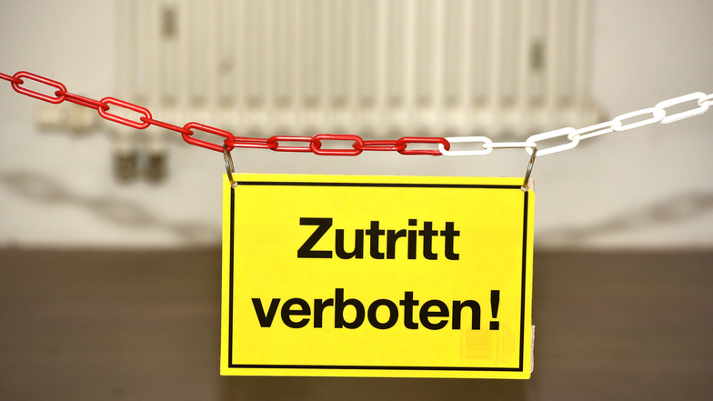 Der Zutritt im mittleren Treppenhaus in die oberen Etagen ist deshalb nun verboten. Kette und Schild weisen darauf hin.