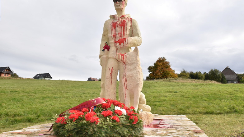 Ein unbekannter Täter begoss das Denkmal mit roter Farbe.