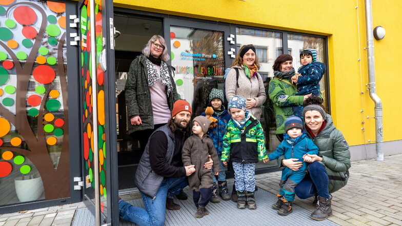 Leiterin Franziska Starke (li.) freut sich mit Eltern und Kinder, dass sie wieder in die sanierte Kita Limonadenbaum in Pirna ziehen können.