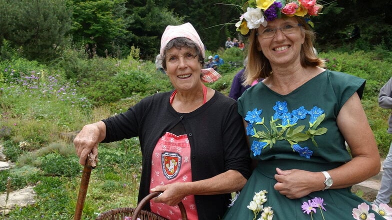 Semmelmilda Sabine Nowraty und Gartenleiterin Annette Zimmermann laden zum Kräuterfest