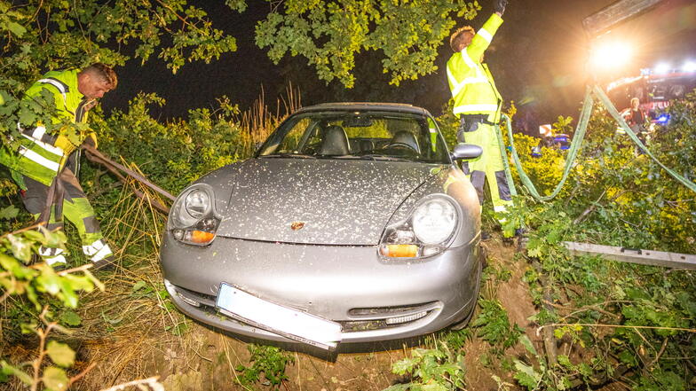 Porschefahrer (31) kommt bei Struppen von der Straße ab, fährt unter einen Baum 
Fahrer offenbar alkoholisiert