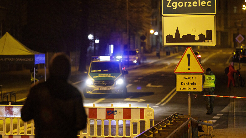 Polnische Grenzpolizisten schließen die deutsch-polnische Grenze an der Stadtbrücke von Görlitz nach Zgorzelec. Das wirkt sich offensichtlich auf die Kriminalitätsentwicklung aus.