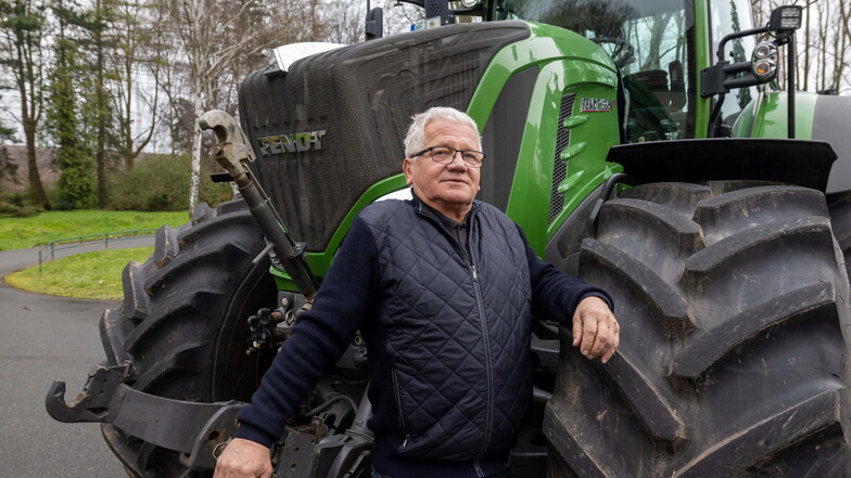 Wolfgang Grübler, ehemaliger Geschäftsführer des Agrarunternehmen Lommatzscher Pflege, vor einem seiner Hightech-Traktoren.