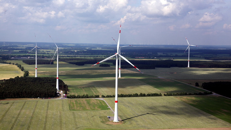 Blick auf einen Windpark von UKA Meißen. Zwei dieser Anlagen sind jetzt an eine Investoren-Firma verkauft worden.