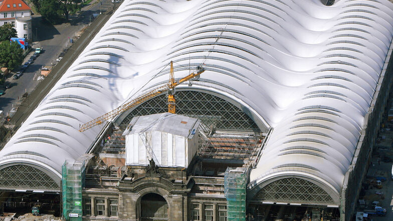 Glasfasergewebe von kaum einem Millimeter Stärke überspannt die dreischiffige Halle des Hauptbahnhofs seit 2005. Eigentlich sollte die Membran reißfest sein.