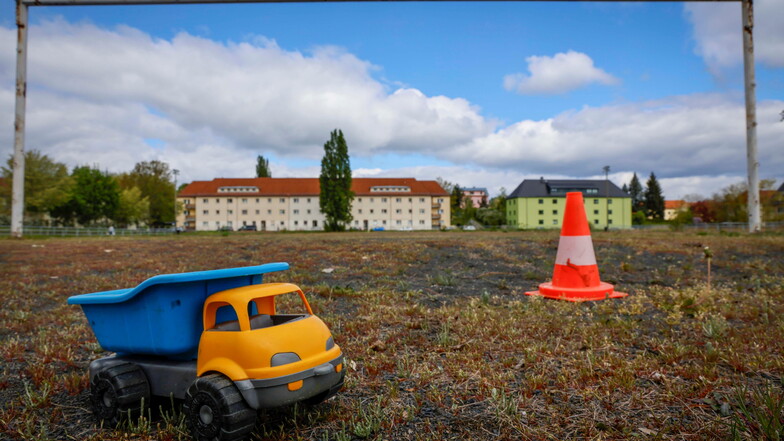 Noch steht nur ein Spielzeugbagger da, aber in den nächsten Jahren wird die Stadt Kamenz den maroden Jahnsportplatz im Stadtzentrum sanieren. Fördergelder machen es möglich.