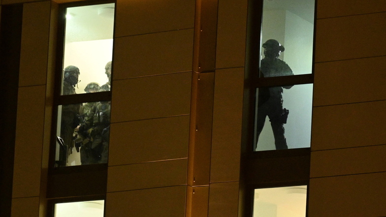 Spezialkräfte der Polizei hatten das Hotel in Düsseldorf umstellt und den Mann, dem die Waffe zugerechnet wird, festgenommen.