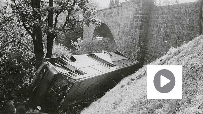 Nicht weit vom ersten Bogen der 1926/1927 erbauten Brücke stürzte der Ikarus-Bus in die Tiefe. Das Foto entstand erst vier Jahre später, als das Unglück für die RTL-Fernsehserie „Notruf“ nachgestellt wurde.