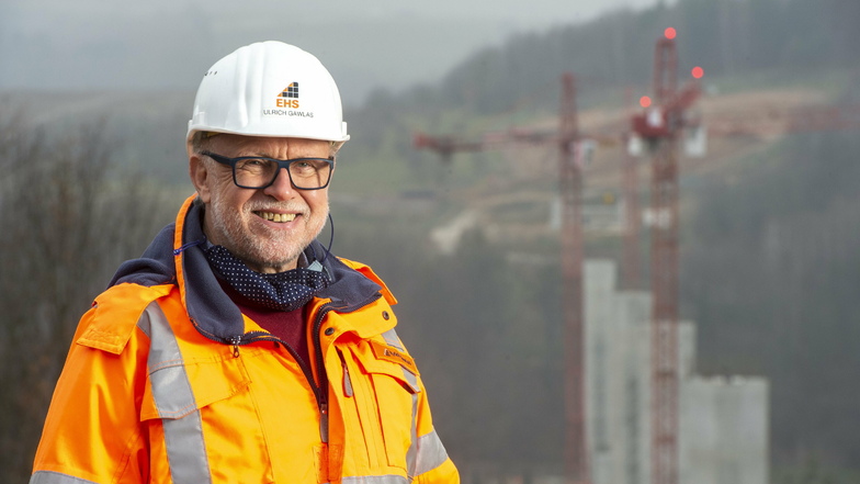 Ulrich Gawlas, Bauoberleiter der Südumfahrung, vor den Brückenpfeilern im Gottleubatal: Dieses Projekt bringe ich noch zu Ende.