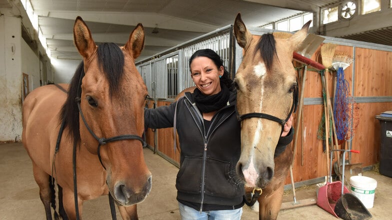 Simona Zimmermann mit den Pferden Buck und Takko in ihrer neuen Reitanlage in Possendorf.