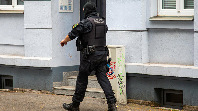 Spezialkräfte der Polizei haben am Donnerstagmorgen eine Wohnung an der Bischofstraße in Bischofswerda durchsucht.