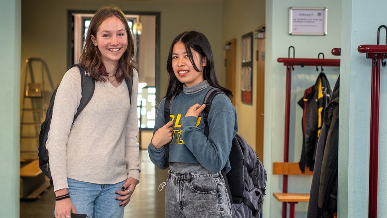 Maya Petrie (links) kommt aus Kalifornien und Mao Nakamura aus Hiroshima. Beide Schülerinnen lernen für ein Jahr am Harthaer Martin-Luther-Gymnasium.