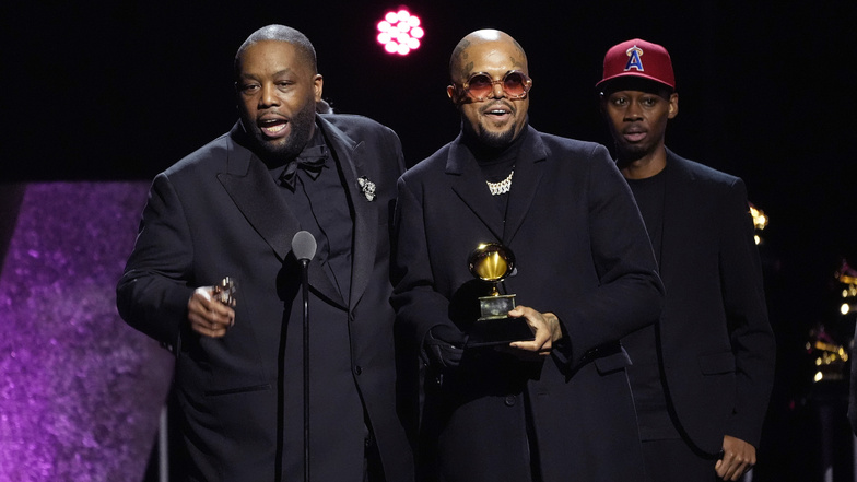 Killer Mike (l.) und DJ Paul nehmen den Preis für die beste Rap-Performance für "Scientists & Engineers" während der Verleihung der 66. jährlichen Grammy Awards entgegen.