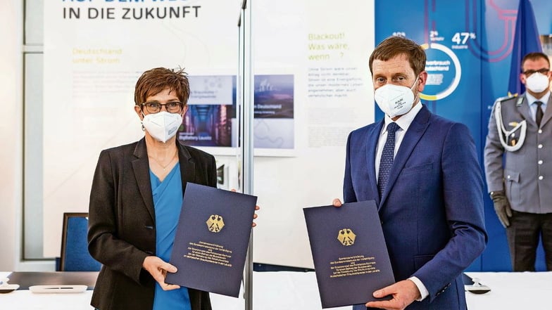 Bundesverteidigungsministerin Annegret Kramp-Karrenbauer und Ministerpräsident Michael Kretschmer unterschrieben im März 2021 in Boxberg eine Erklärung zum Beitrag der Bundeswehr im Strukturwandel im Lausitzer Revier.