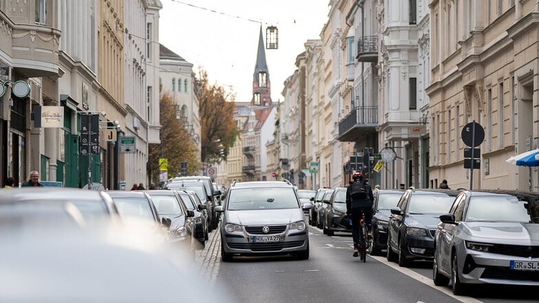 Die Suche nach Parkplätzen gestaltet sich oft schwierig, so wie hier in einer engen Straße von Görlitz. Würde eine "Politik für das Auto" das ändern?