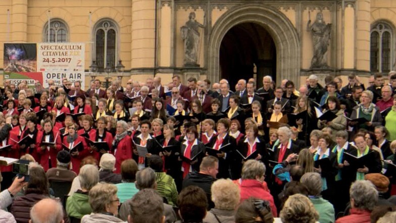 Ein Foto vom ersten Chortreffen vor dem Zittauer Rathaus.