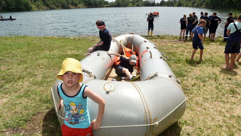 In Ostritz fuhren die Teilnehmern mit kleineren Schlauchbooten. Das große (Foto) diente für eine Ehrenrunde.