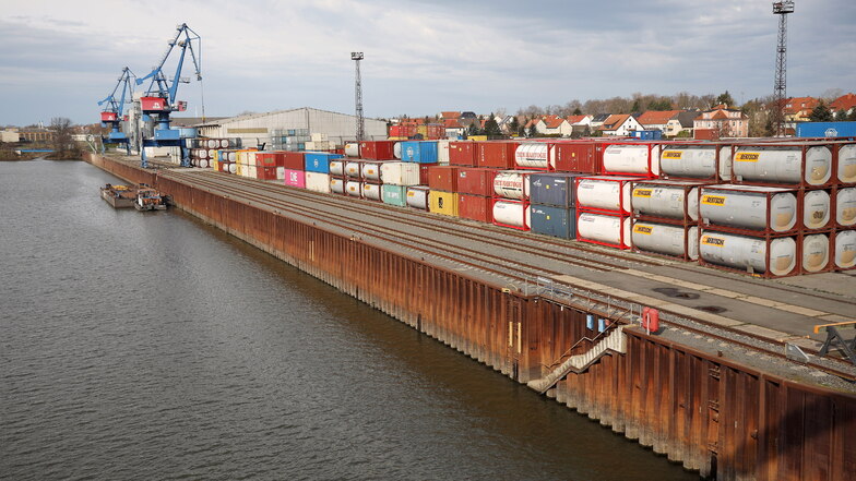 Schiffe fahren im Riesaer Hafen kaum noch – wie auf der gesamten Elbe. Konzentrieren sich die SBO künftig stärker auf die Schiene?