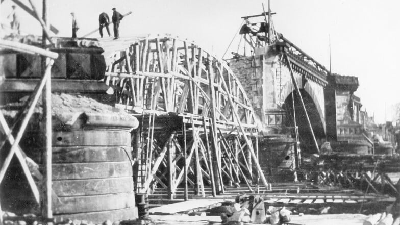 Im Juli 1945 hatte der Wiederaufbau der Albertbrücke begonnen. Bereits im Oktober wurde dieses Lehrgerüst im gesprengten Bogen IX. errichtet.