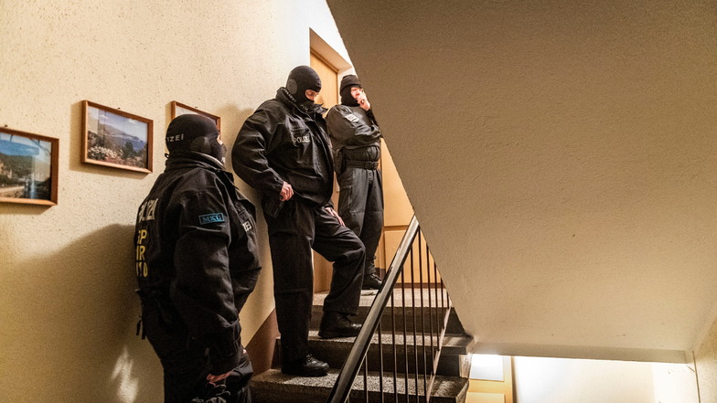 Bei einer Razzia im Raum Zwickau wurden Waffen, Munition und Kulturgüter gefunden.