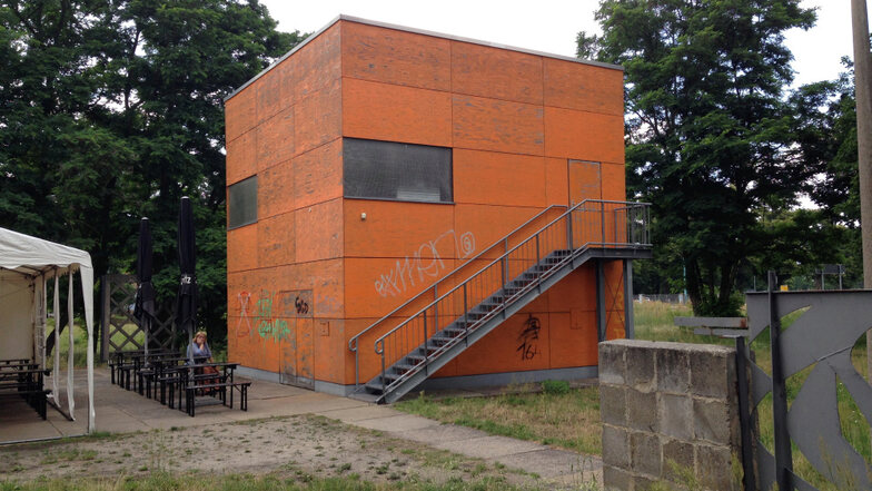 Die Orange Box ist Ende 2008 eingeweiht worden und stand seither die meiste Zeit leer. Zuletzt war sie voriges Jahr zum KunstLandStrich geöffnet.
