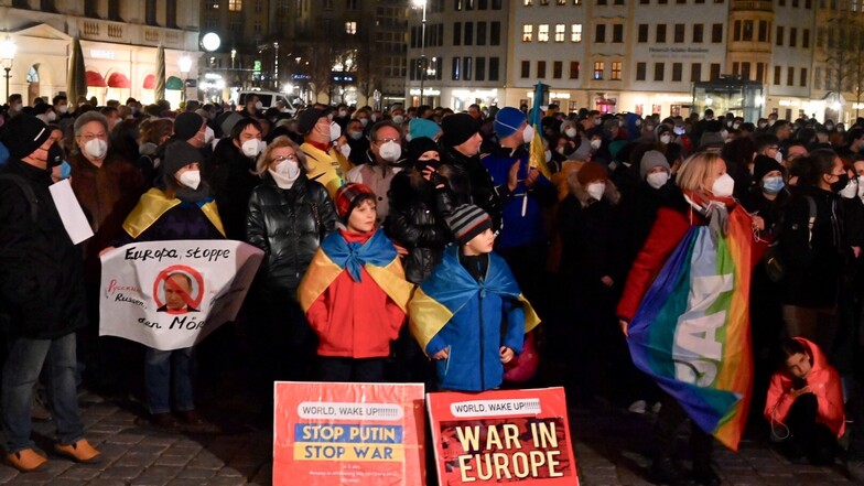 Rund 1.000 Menschen demonstrieren am Donnerstagabend auf dem Dresdner Neumarkt für Frieden in der Ukraine.
