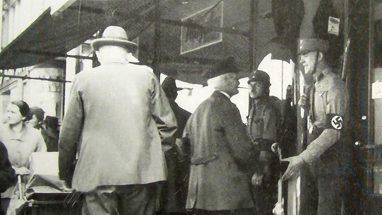 Beim jüdischen Händlerboykott im April 1933 standen SA-Posten vor dem Kaufhaus Totschek (Bild links). Ab 1935 firmierte das Geschäft als Bekleidungshaus Bruns & Co. Repros: Ratsarchiv; Sammlung Margreta Bruns