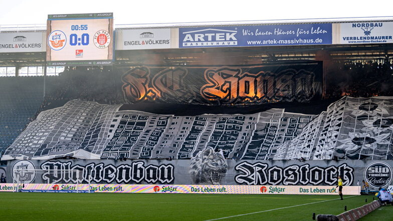 Hansa-Fans zeigten gegen St. Pauli eine provokante Choreografie.