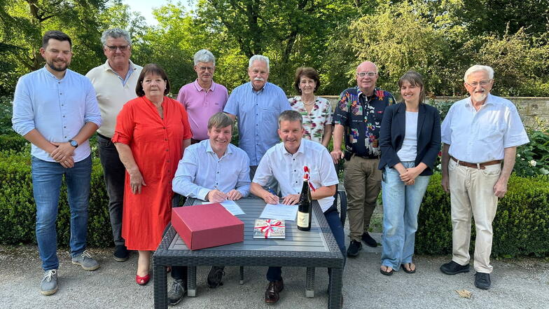 Die Oberbürgermeister Thilo Michler (vorn re.) und Sven Mißbach (li.) unterschrieben im Partnerschaftsausschuss eine Urkunde, die die Weiterführung der Zusammenarbeit besiegelt.