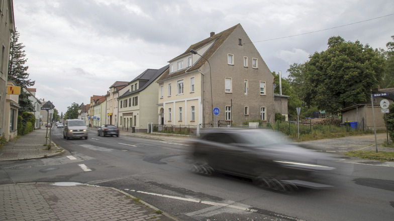 Die Görlitzer Straße in Niesky. In diesem Bereich will die Stadt eine Verkehrsinsel auf die Straße setzen.