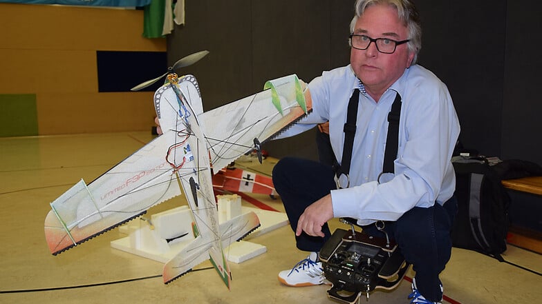 Henrik Seifert ist einer der begeisterten Modellflieger, die die Turnhalle der Christlichen Schule Johanneum nutzen. Hier zeigt er sein Flugmodell.