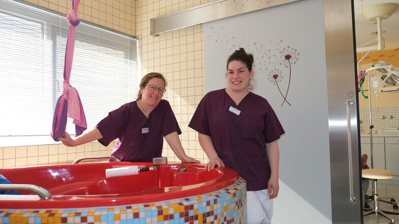 Kristin Sperling, hier im Bild mit der leitenden Hebamme Peggy Kruggel (links), ist der jüngste Neuzugang im Hebammenteam am Klinikum Mittweida.