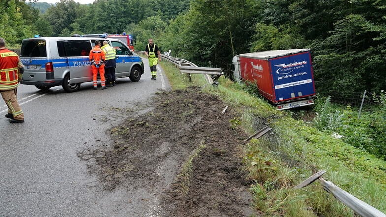 Der Sattelzug durchbrach die Leitplanke und rutschte einen Abhang hinunter.