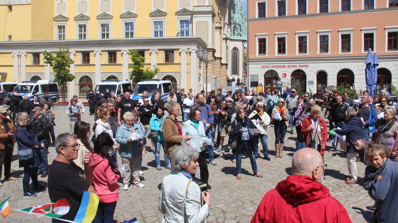 Mit einem Spaziergang zum Hauptmarkt protestierten in Bautzen etwa 200 Menschen gegen die Corona-Beschränkungen.