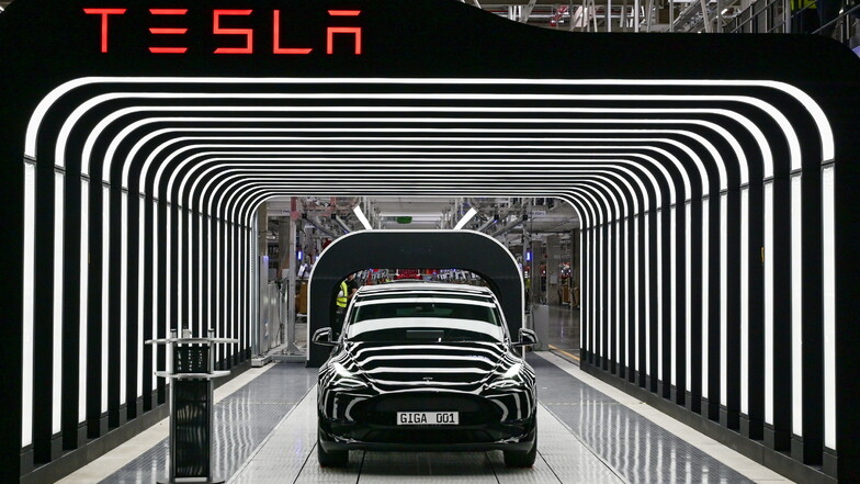 Ein Elektrofahrzeug vom Typ Model Y steht zur Eröffnung der Tesla Gigafactory Berlin Brandenburg auf einem Band.